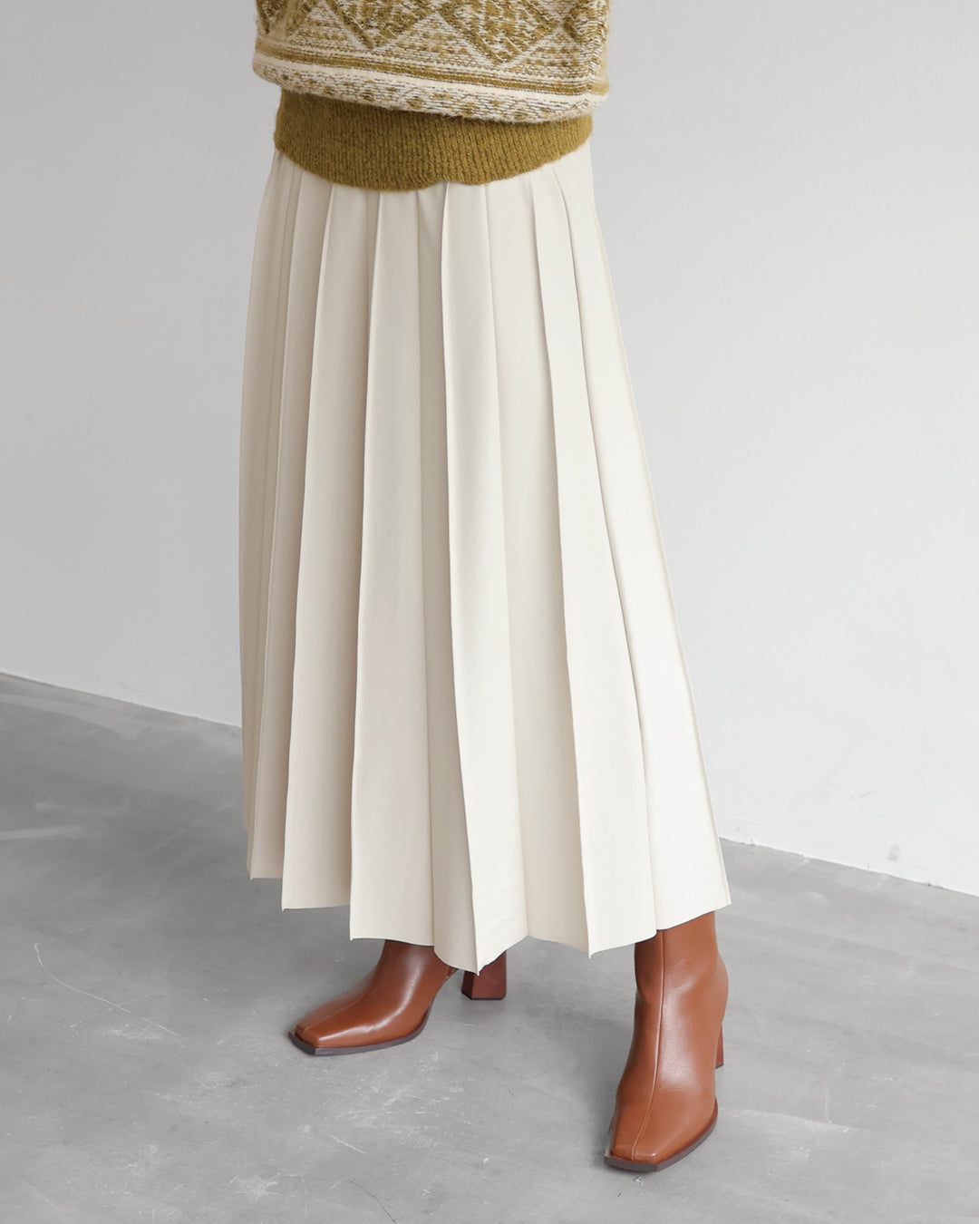 Leather like pleated skirt